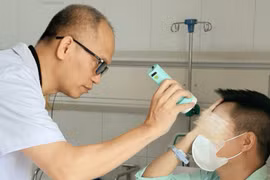 Người đàn ông 45 tuổi bị mù sau khi tiêm filler ở cơ sở không an toàn 