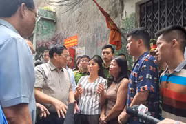 Thủ tướng Phạm Minh Chính trực tiếp tới thị sát hiện trường vụ cháy chung cư xảy ra trên địa bàn phường Khương Đình, quận Thanh Xuân, TP. Hà Nội - Ảnh: VGP