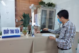Người bệnh dễ dàng thanh toán viện phí qua thẻ tại Bệnh viện Da liễu Trung ương (Ảnh: Minh Thúy) 