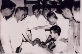 Các đồng chí trong Bộ Chính trị bên giường bệnh của Hồ Chủ tịch 