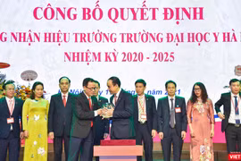 GS.TS. Tạ Thành Văn - Bí thư Đảng uỷ, Chủ tịch Hội đồng Trường Đại học Y Hà Nội - trao biểu trưng của Trường cho GS.TS. Nguyễn Hữu Tú - tân Hiệu trưởng.