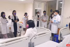 PGS. TS. Trần Danh Cường giảng lâm sàng cho sinh viên qua zoom cá nhân