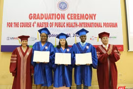 Phó Hiệu trưởng Trường ĐHYHN Phạm Xuân Thắng và GS.TS. Lê Thị Hương – Viện trưởng Viên ĐT YHDP & YTCC – trao bằng cho các tân thạc sĩ quốc tế
