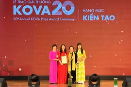 Bà Nguyễn Thị Doan - nguyên Phó Chủ tịch nước, Chủ tịch Trung ương Hội Khuyến học Việt Nam - trao Giải thưởng KOVA ở hạng mục Kiến tạo cho các nhà khoa học