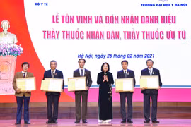 Phó Chủ tịch nước Đặng Thị Ngọc Thịnh trao danh hiệu TTND cho các cán bộ, giảng viên của Trường Đại học Y Hà Nội
