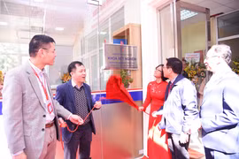 Cắt băng khánh thành Đơn vị Xét nghiệm Kỹ thuật cao của Bệnh viện Đại học Y Hà Nội