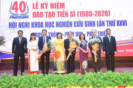 GS.TS. Tạ Thành Văn – Bí thư Đảng ủy, Chủ tịch Hội đồng Trường Đại học Y Hà Nội - chúc mừng tập thể Phòng Quản lý đào tạo Sau đại học được nhận Bằng khen của Bộ GD&ĐT. 