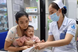Vá "lỗ thủng" miễn dịch sởi ở TP.HCM: Không dễ dàng
