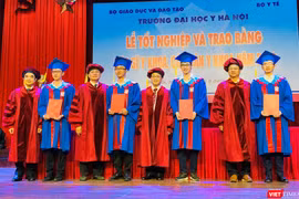 Lãnh đạo Trường Đại học Y Hà Nội trao Bằng cho các bác sĩ và cử nhân y khoa 