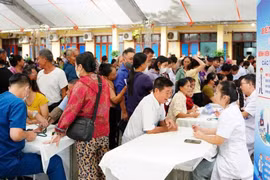 Khám bệnh miễn phí cho 1.000 người dân vùng bão lũ Nghệ An