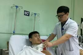 Bác sĩ chăm sóc cho bệnh nhân sau mổ