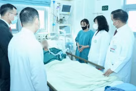 Bộ trưởng Bộ Y tế thăm bé gái nạn nhân vụ sạt lở ở Làng Nủ