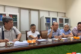 Các chuyên gia trao đổi, tìm ra những chứng cứ mới cho vụ án