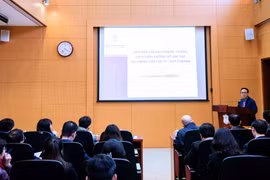 GS.TS. Tạ Thành Văn – Hiệu trưởng Trường Đại học Y Hà Nội chủ cuộc họp Ban Chỉ đạo phòng, chống dịch Corona để triển khai kế hoạch