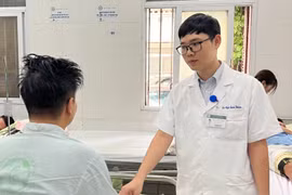 Bác sĩ bắt bệnh người đàn ông hào phóng tặng hết 2 xe tải mì tôm