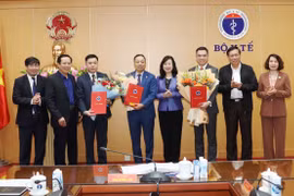 Lãnh đạo Bộ Y tế chúc mừng các cá nhân vừa được bổ nhiệm và bổ nhiệm lại