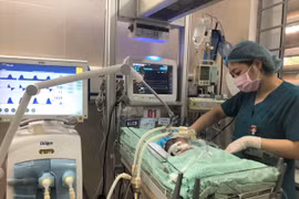 Cháu bé bị bỏ rơi đang được chăm sóc tận tình tại Bệnh viện Xanh Pôn