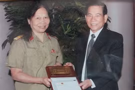 Chủ tịch nước Nguyễn Minh Triết tặng quà Thiếu tá Ngô Thị Oanh trong lần đến thăm Bệnh viện Trung ương Quân đội 108