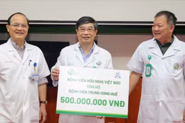 Bệnh viện Việt Đức hỗ trợ 1 tỷ đồng cho 3 bệnh viện bị thiệt hại nặng sau bão lũ