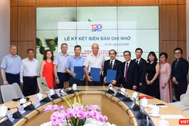 Đại diện Trường Đại học Y Hà Nội, BQL Lăng Chủ tịch Hồ Chí Minh và Viện Nghiên cứu khoa học Dược liệu và Tinh dầu Liên bang Nga ký biên bản ghi nhớ hợp tác đào tạo, nghiên cứu khoa học giữa ba bên.