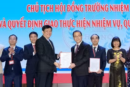 Q. Bộ trưởng Bộ Y tế Nguyễn Thanh Long trao quyết định Chủ tịch Hội đồng trường Trường Đại học Y Hà Nội cho GS.TS. Tạ Thành Văn