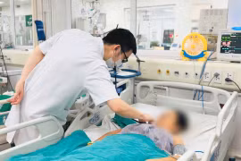 Bị sốc nhiễm khuẩn nặng sau tiêm khớp vai tại phòng khám tư