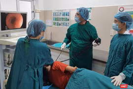 GS. Piter Martinez Beniter khámvà điều trị cho người bệnh 