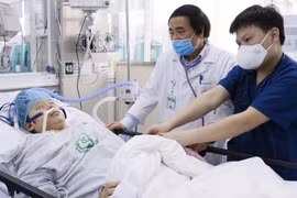 Các bác sĩ Bệnh viện Bạch Mai chăm sóc cho bệnh nhân