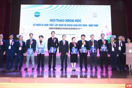 Thứ trưởng Trần Văn Thuấn và lãnh đạo Trường Đại học Y Hà Nội tri ân các nhà khoa học Nhật Bản đã có nhiều đóng góp cho công tác nghiên cứu của trường
