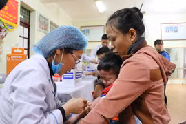 Lấy máu xét nghiệm cho các bé Trường Mầm non Thanh Khương (ảnh: Việt Hoa)