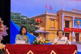 Thứ trưởng Bộ Y tế Nguyễn Thị Liên Hương (trái) và GS. Francoise Barré Sinoussi - người được giải Nobel Y học vì phát hiện ra virus HIV - đồng chủ trì hội thảo khoa học quốc tế “Hướng tới kết thúc dịch bệnh tại Việt Nam” 