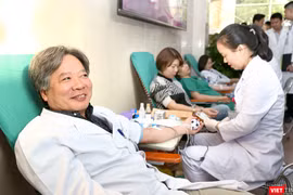 GS.TS. Trần Bình Giang - Giám đốc Bệnh viện Hữu nghị Việt Đức - tham gia hiến máu tình nguyện