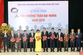 Phó Thủ tướng Vũ Đức Đam và Bộ trưởng Bộ KH&CN Chu Ngọc Anh trao Giải thưởng Trần Đại Nghĩa cho 10 nhà khoa học