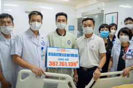Trao 367 triệu đồng của bạn đọc VietTimes và các mạnh thường quân ủng hộ bác sĩ nghèo bị đột quỵ