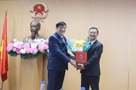 Bộ trưởng Bộ Y tế Nguyễn Thanh Long trao quyết định TS. Vương Ánh Dương là Phó Cục trưởng Cục quản lý Khám, chữa bệnh (ảnh: Lê Hảo)