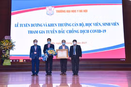 Lãnh đạo Trường Đại học Y Hà Nội đón nhận Bằng khen của Thủ tướng Chính phủ vì có thành tích xuất sắc trong phòng, chống dịch COVID-19