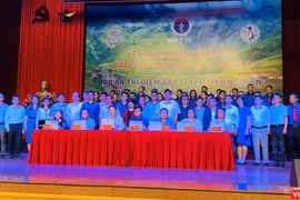 Bà Nguyễn Thúy Anh – Chủ nhiệm Ủy ban các Vấn đề Xã hội của Quốc hội, đại diện Bộ Y tế, Trường Đại học Y Hà Nội và các BV tại lễ bàn giao các bác sĩ trẻ tình nguyện về các vùng khó khăn