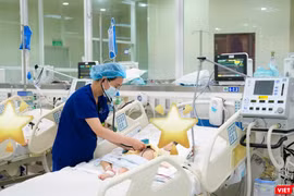 Sai lầm nghiêm trọng khi phụ huynh sơ cứu trẻ uống nhầm dầu thắp đèn
