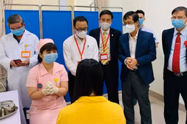 Thứ trưởng Bộ Y tế Trần Văn Thuấn, GS.TS. Tạ Thành Văn – Chủ tịch Hội đồng Trường Đại học Y Hà Nội và nhóm nghiên cứu gặp gỡ, động viên các tình nguyện viên trước giờ tiêm chính thức vacine COVIVAC (sáng nay 15/3).