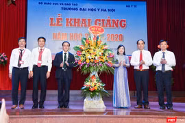 Bộ trưởng Bộ Y tế Nguyễn Thị Kim Tiến chúc mừng năm học mới thầy và trò Trường Đại học Y Hà Nội