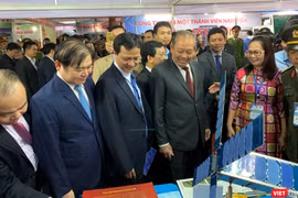 Phó Thủ tướng Trương Hòa Bình và GS. Phan Ngọc Minh -Phó Chủ tịch Viện Hàn lâm KH&CN Việt Nam cùng các đại biểu tham quan mô hình vệ tinh của Việt Nam sẽ phóng vào vũ trụ đầu năm 2020