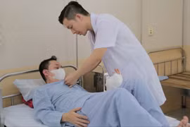  Suýt rụng ngón tay vì hoại tử nhiễm trùng nặng sau khi bị điện giật 