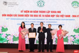 PGS.TS Lương Ngọc Khuê - Cục trưởng Cục Quản lý Khám chữa bệnh (Bộ Y tế) trao Bằng khen của Bộ Y tế cho tập thể lãnh đạo Khoa Nhi vì những thành tích trong chăm sóc sức khỏe nhân dân.