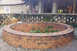 Giếng cổ Đường Lâm khi bị đoàn làm phim tô vẽ, làm mới. Ảnh: TTXVN 