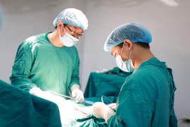 Bác sĩ Bệnh viện Da liễu Trung ương xử lý cho một bệnh nhân bị biến chứng Bác sĩ Bệnh viện Da liễu Trung ương