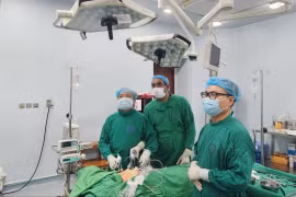 Bác sĩ nước ngoài tới Việt Nam học phương pháp mổ nội soi tuyến giáp “Dr Lương”