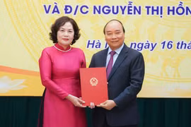 Thủ tướng Nguyễn Xuân Phúc trao Quyết định cho tân Thống đốc Ngân hàng Nhà nước Nguyễn Thị Hồng (Nguồn: VGP)