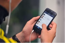 Hiện nay, sự suy giảm của các kênh truyền thông như báo giấy, radio, laptop và tivi đang góp phần khiến di động lên ngôi. Ảnh minh họa: Cnet