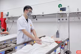 BS Phạm Hiếu Tâm - Khoa Phẫu thuật tiêu hóa, Bệnh viện hữu nghị Việt Đức thăm khám cho bệnh nhân sau phẫu thuật (ảnh BVCC)