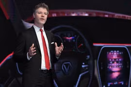 Ông Dave Lyon trình bày về nội thất mẫu xe mới của VinFast tại Paris Motor Show 2018 (Ảnh: Internet)